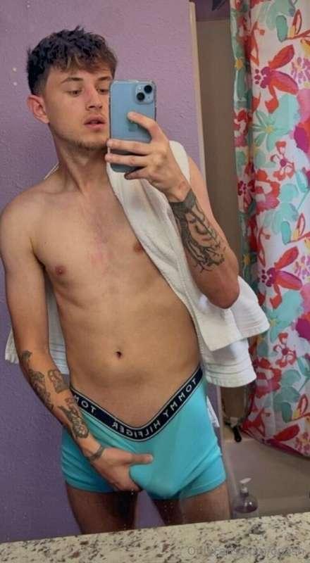 My boy Kaylor @kingkayfree is a HUNG 🍆 straight bro 😏 go che..