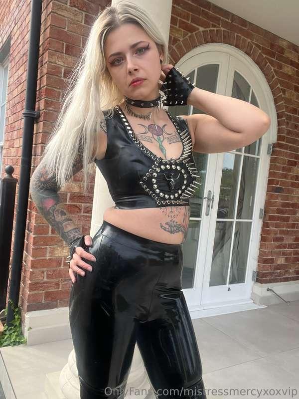 I can’t lie this is one of my favourite latex tops, ain’t it..