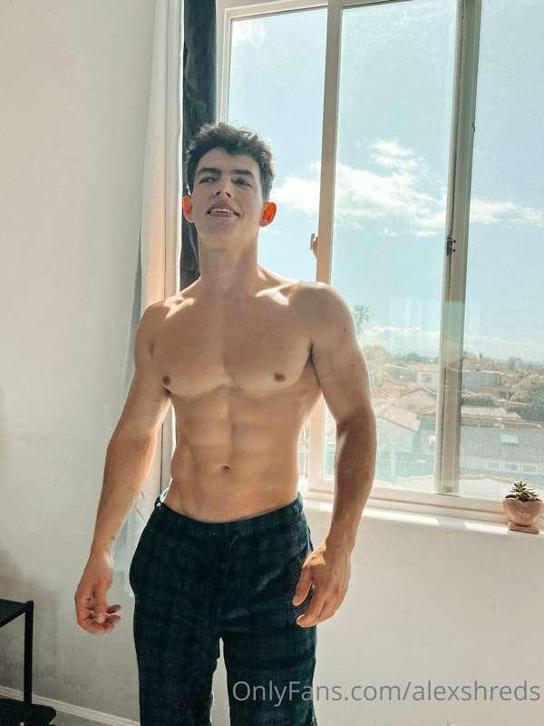 Nothin’ like a lil sunrise body worship to start your day 😈💪..