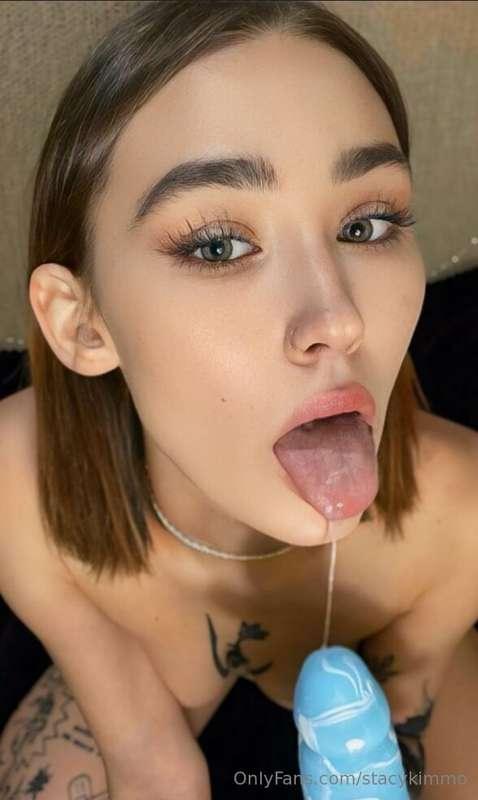 Cute @sofy_hughes wants to play adult games with you.🤤She dr..