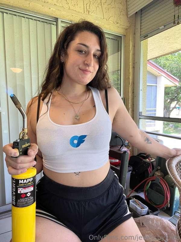 ✨staying cool in my @merch on this hot day 🔥 