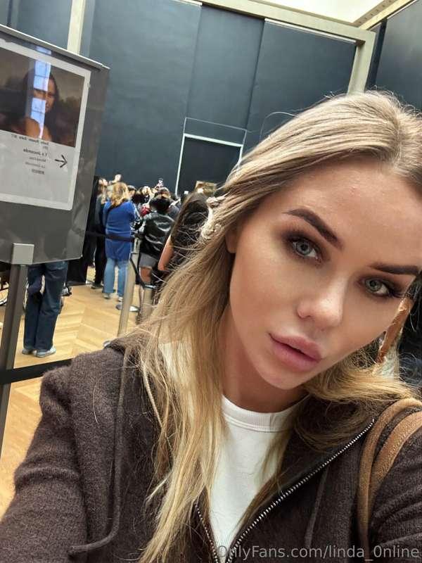 Selfie with Mona Lisa 🤷🏼‍♀️