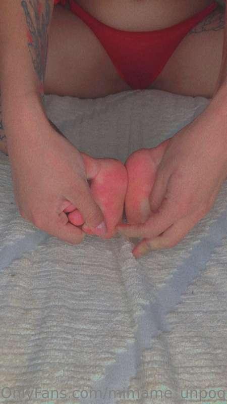 te gustan mis pies rositas? Quieres verlos por completo? Mal..