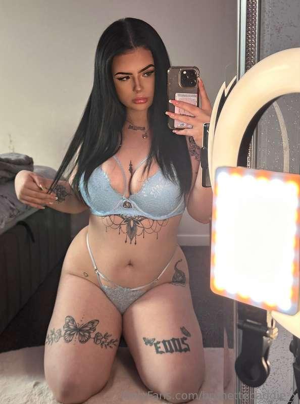 Thick thighs are everyone's weakness...🤤🤤