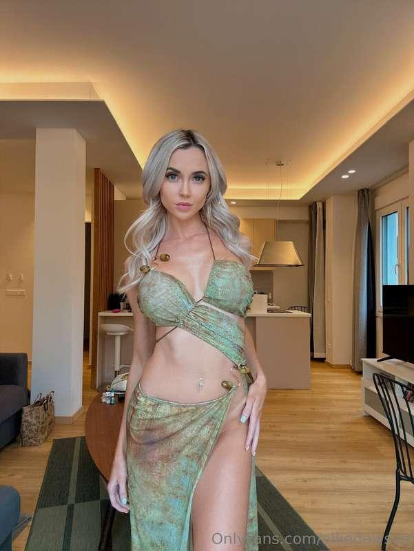 Can you guess if i have panties on or not🤭