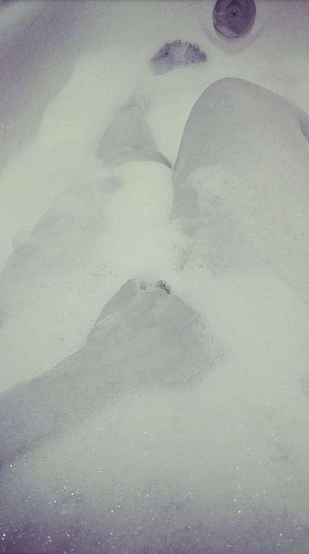 Nothing like a hot bubble bath and alone time to play 🎀🖤🎀