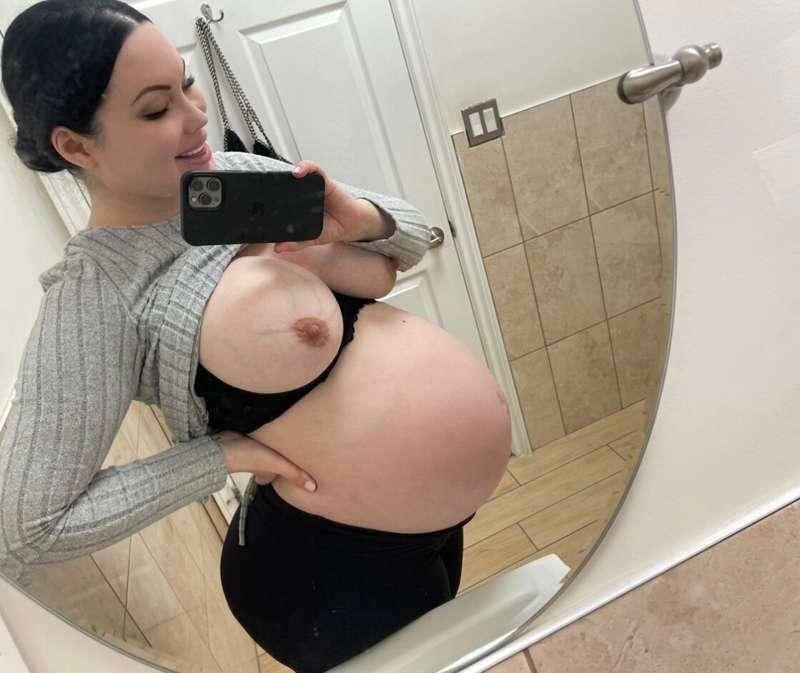 Belly update pic 🤰