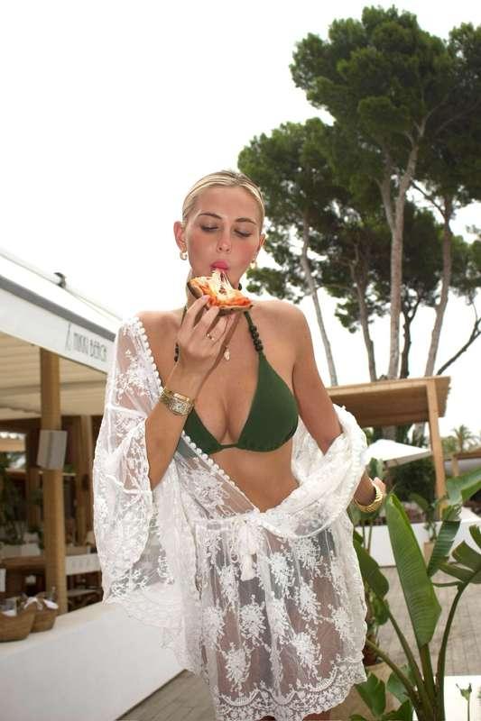 Serving curves and slices… which one are you craving more?🤭