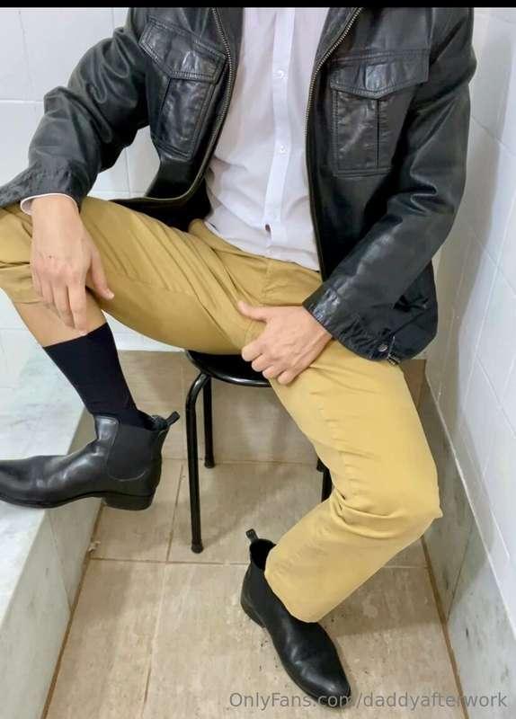 Daddy having some messy fun with shaving foam. Tip $15 for f..