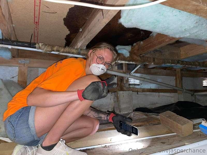 Hello friends and lovers, this is me under my house because ..
