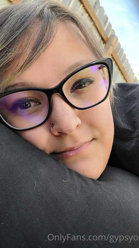 Enjoying the sun a little before jumping in the pool!! 🏊‍♀️👙..