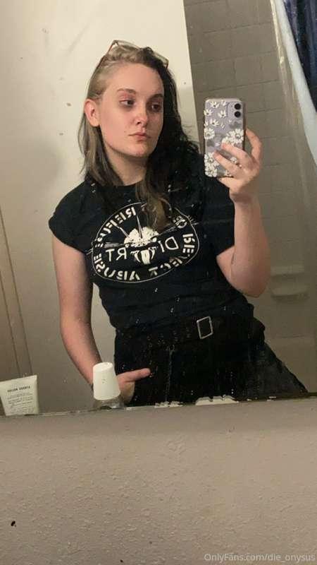 i put a skunk stripe in my hair n now i feel like a sexy sku..
