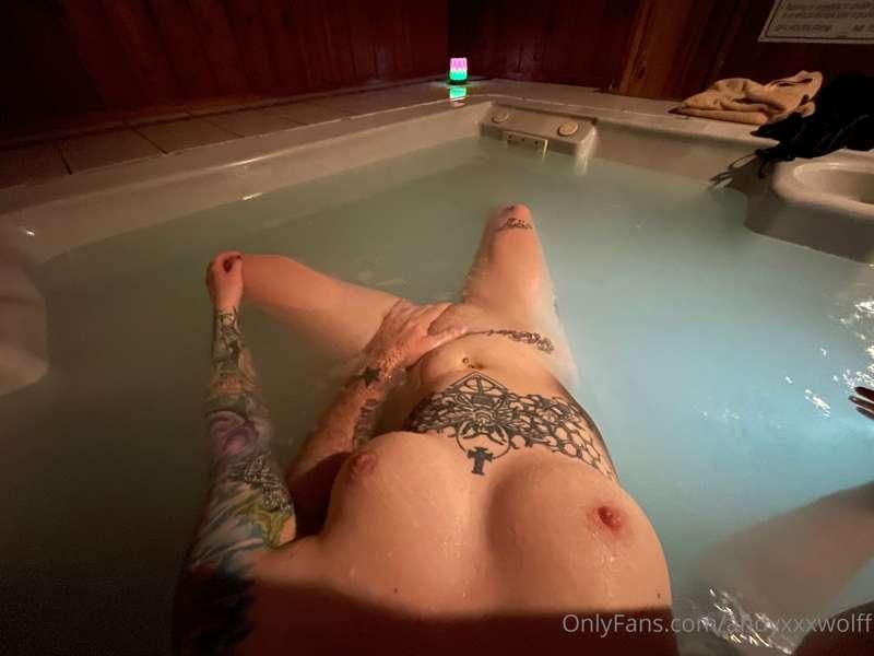 @radeogaga and I had some fun in the hot tub
