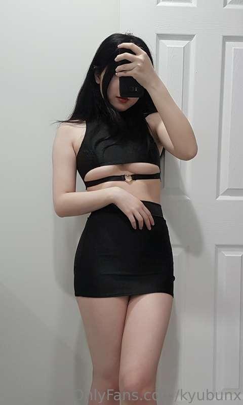 this skirt has a butt window lol