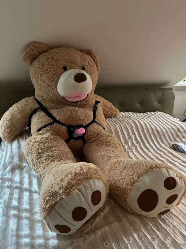 Home alone with my teddy bear today 😳😳😳 video yes or no? 🤭🤭🤭