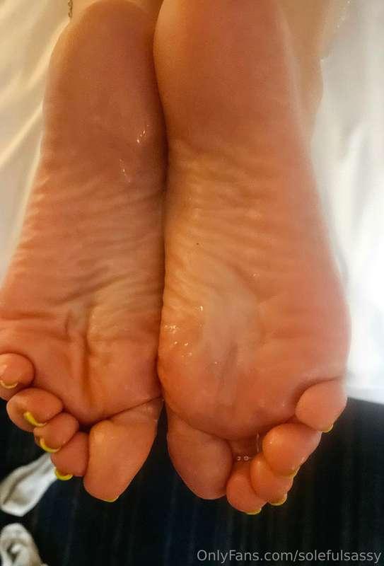 Cum filled soles courtesy of @footman78 😜