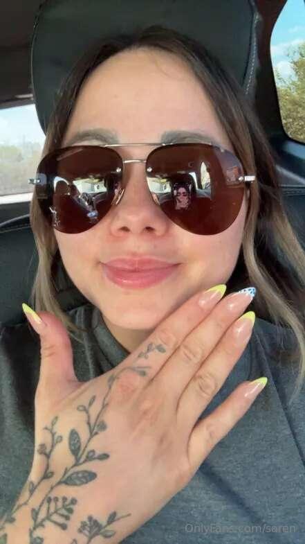 Flexin’ my fresh nails and the confidence that comes with ’e..