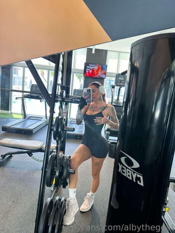 Need someone to fuck me in the gym😝