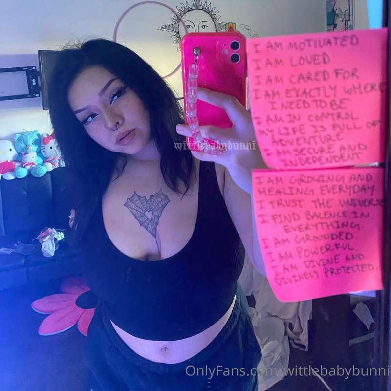 happy titty tuesdayyyyy ayy ayy ayyeeee

dyed my hair btw <3