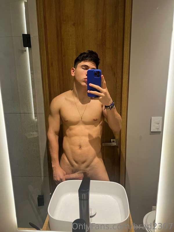 Siempre me levanto así 🤤 @brad2307