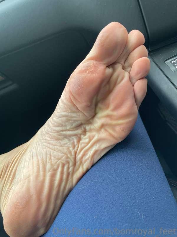 toes ready for sucking. Make sure your tongue cover everywhe..