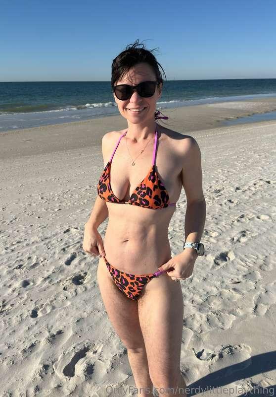 Natural hairy girl on the beach 🏖️. I got so sunburned lol ☀..