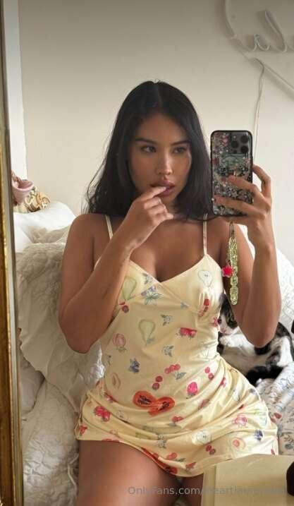 one finger...endless possibilities👆🏼💋