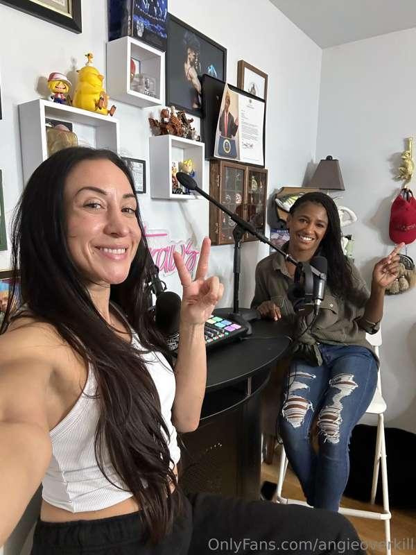 Hey guys! Going live tonight at 6pm pst with my girl @jessic..