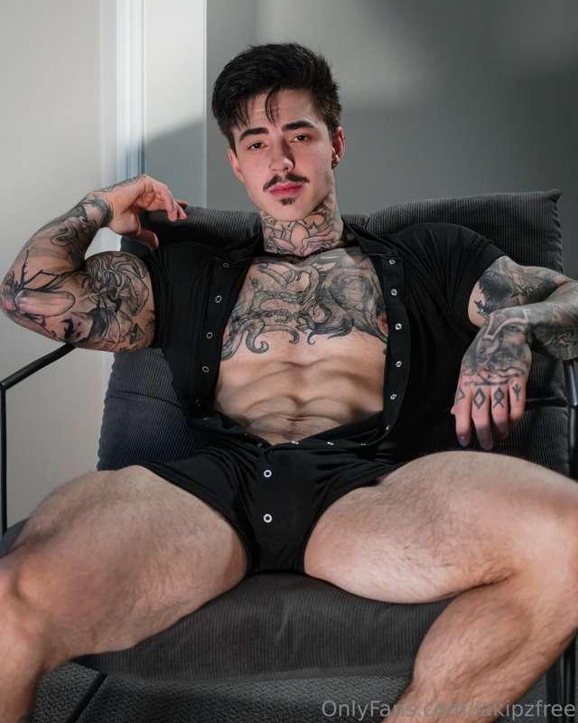 My cock looks reallllly good in this onesie 😏🍆…
I’ll show yo..