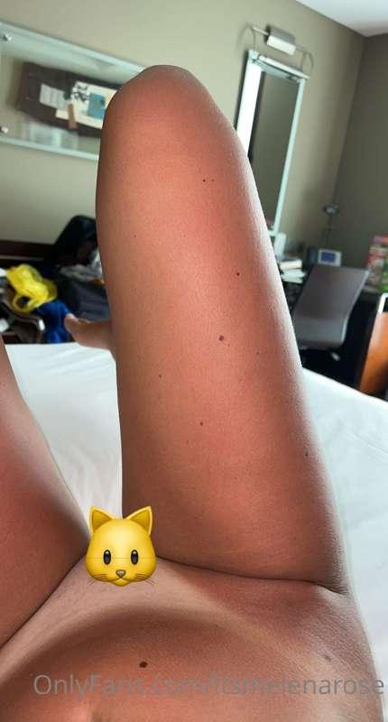 Tanned legs white pussy🐱