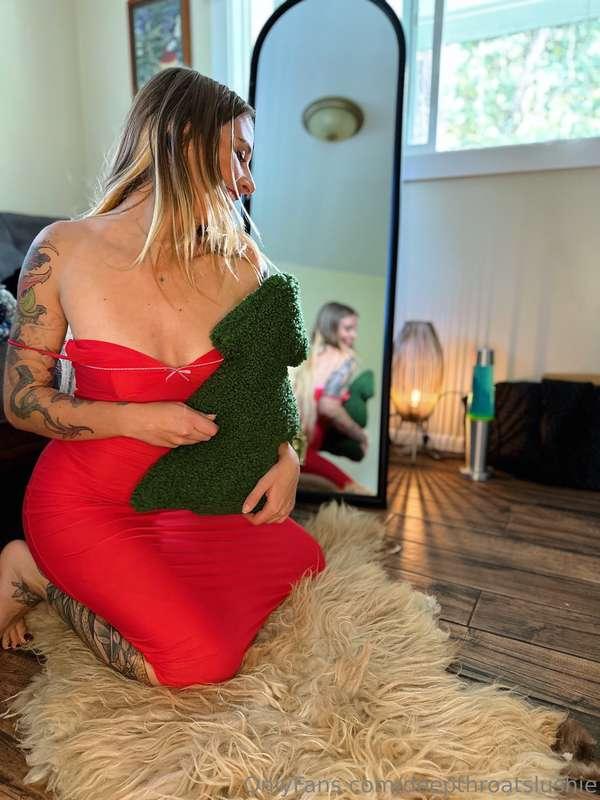 Santa’s bringing gifts, but I’m bringing the heat🔥🎁