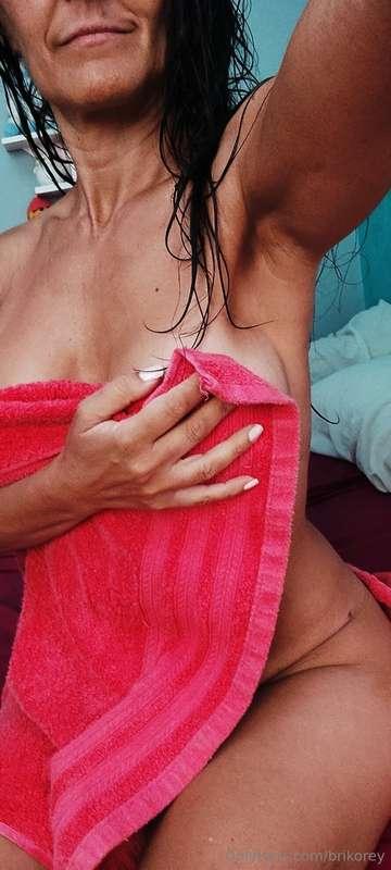 After a shower... My body wet and perfumed...🫧🫧🌺