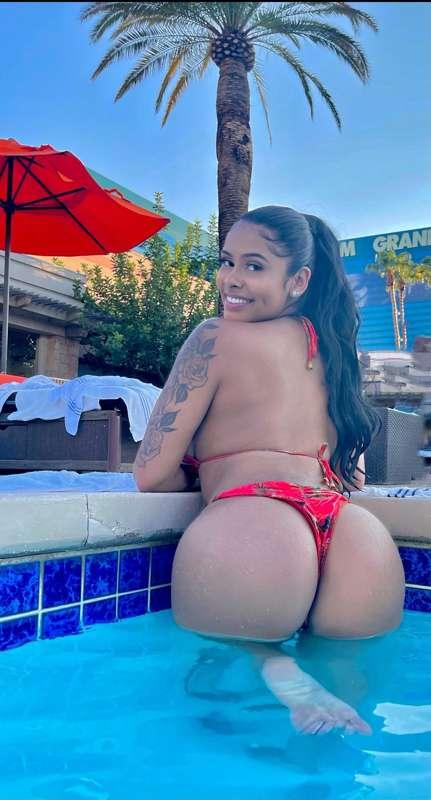Buns in the pool ⛱