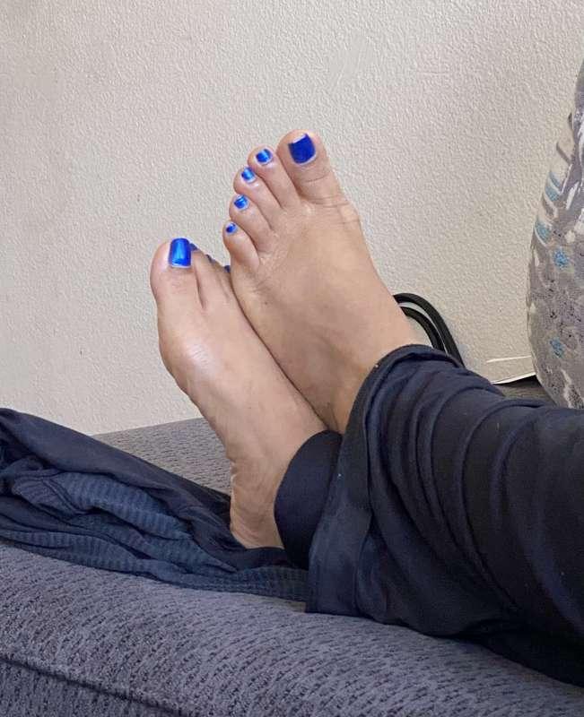 my mom stays wearing this royal blue color lol 

Out of 10, ..