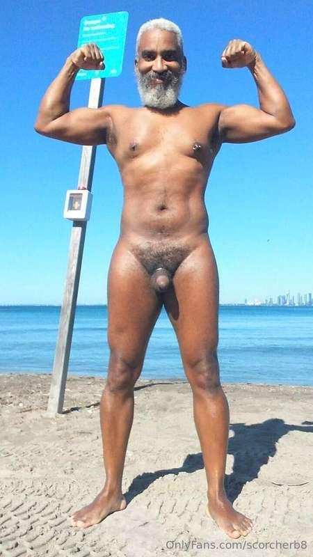 Flex Friday   #beard #musculardaddy #gay #feet #gaycruising ..