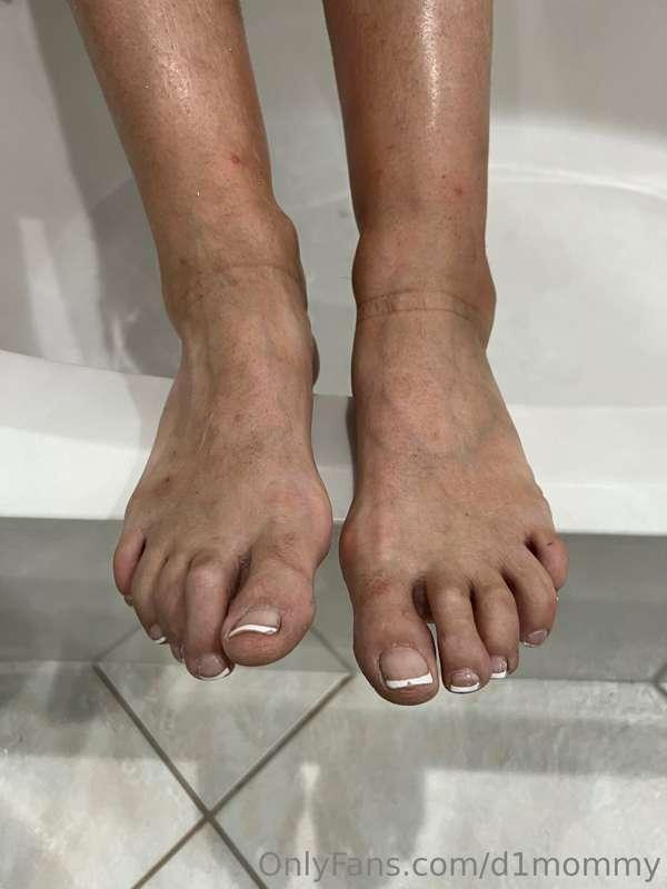 Wanna see BIG mama wiggle her toes? 😏 check your DM’s 🤫