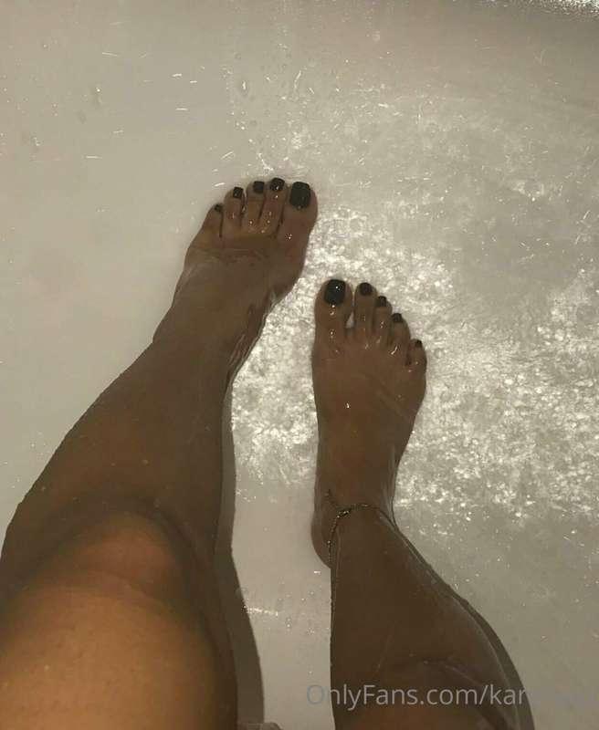 Online now and horny 🥵🥵,Dm me now for dick rating or custom,..