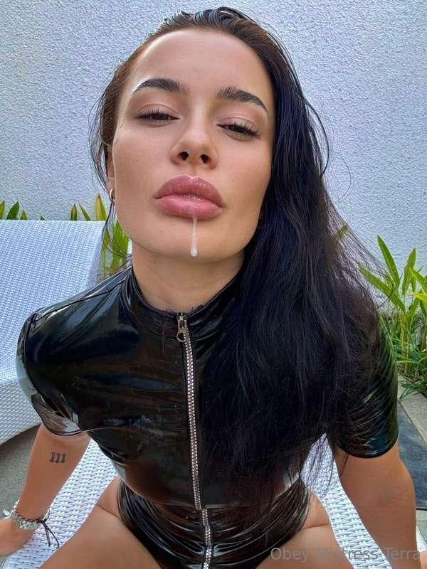 Only follow her if you’re ready to kneel😈⬇️⬇️⬇️She owns, tea..