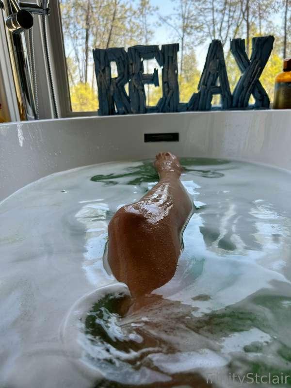 Want to relax with me babe? Send me a dm!