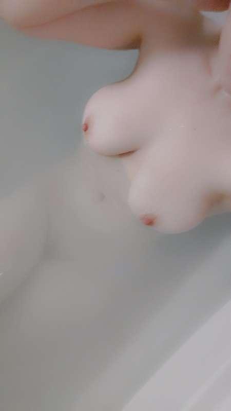 I thought the colors were pretty in this bathtub shot🥰
