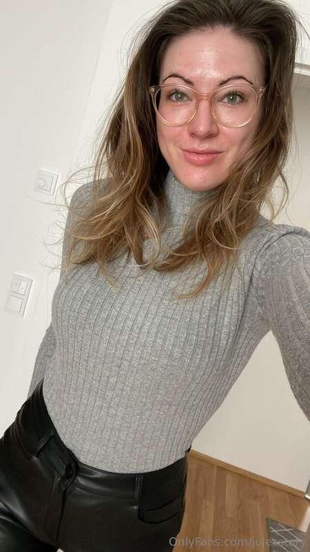 Hey mein süßer na wie war dein Tag heute so 😘  Hey my sweet,..