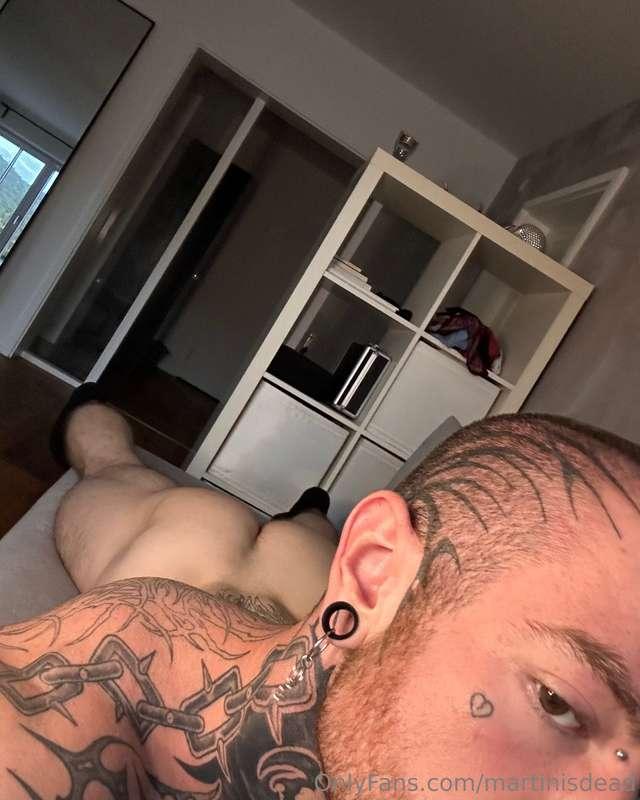 Brought some cake for you, enjoy 🖤