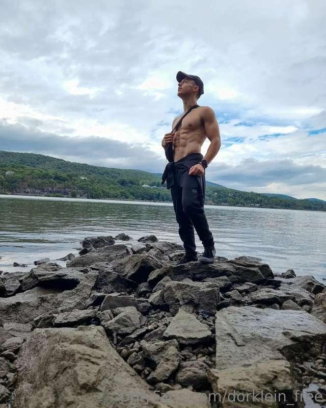Should I always go shirtless? 🫢