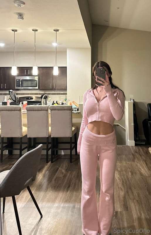 Simplicity looks way better when it’s this hot 🔥