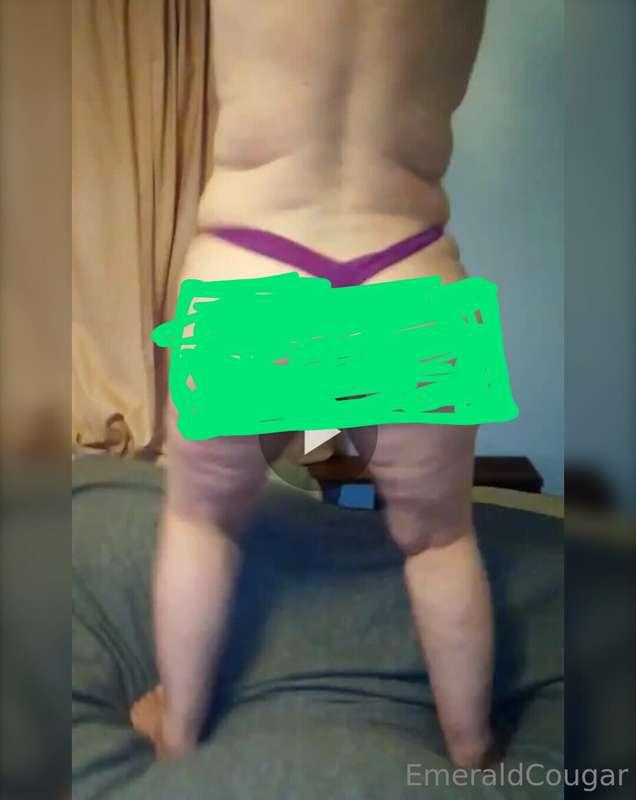 Watch Momma Cougar shake my phat ass standing on the bed in ..