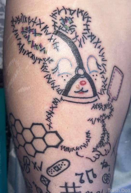 Idk why this hurt . I couldn’t finish the collar I have to wait for that one to heal before I can hit it again 



#fyp #selfplesure #inked .#tattoo .#tatted 