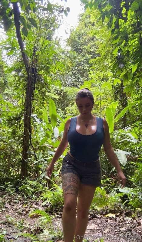 A little mid-jungle-hike update 💦💦 probably the sweatiest my..