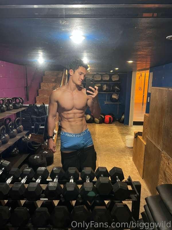 I’m bulging😏 

Also, check your dms if you have renew on🍆