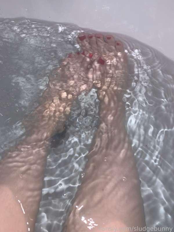Pretty red toes 