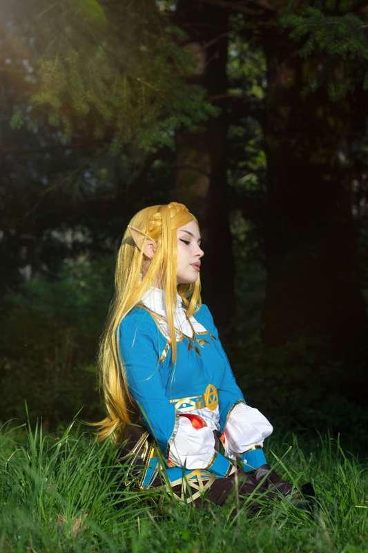 My Zelda cosplay 🥲 are you a fan and should I do more shoots..